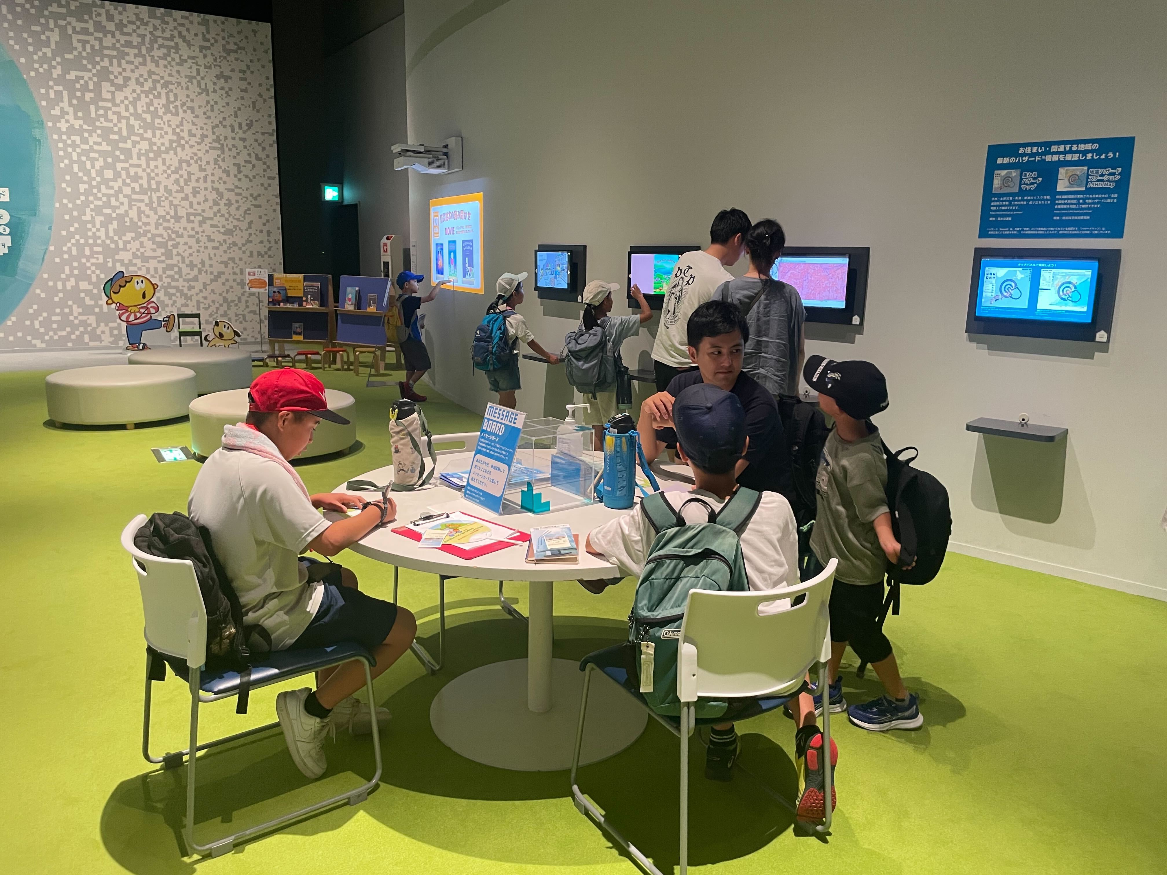 子どもたちが展示を見ながら学んでいる様子