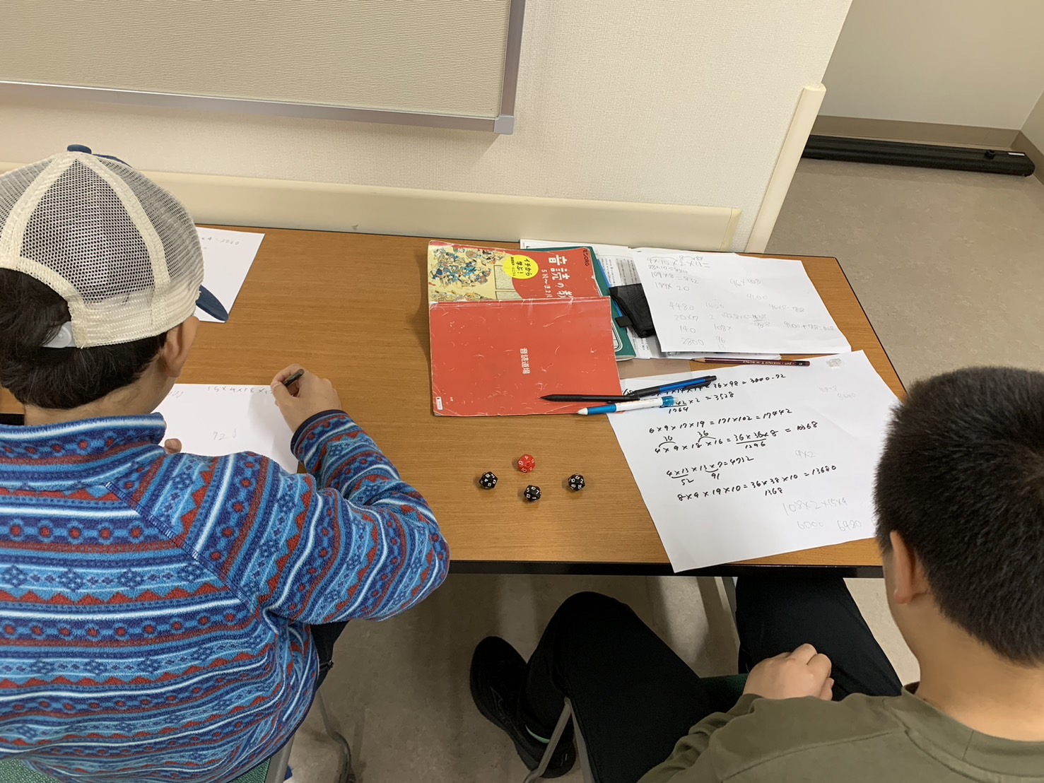 手元で算数学習をする様子