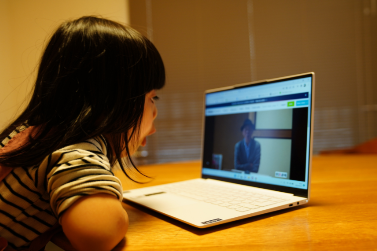動画教材を見ながら学ぶ子どもの写真